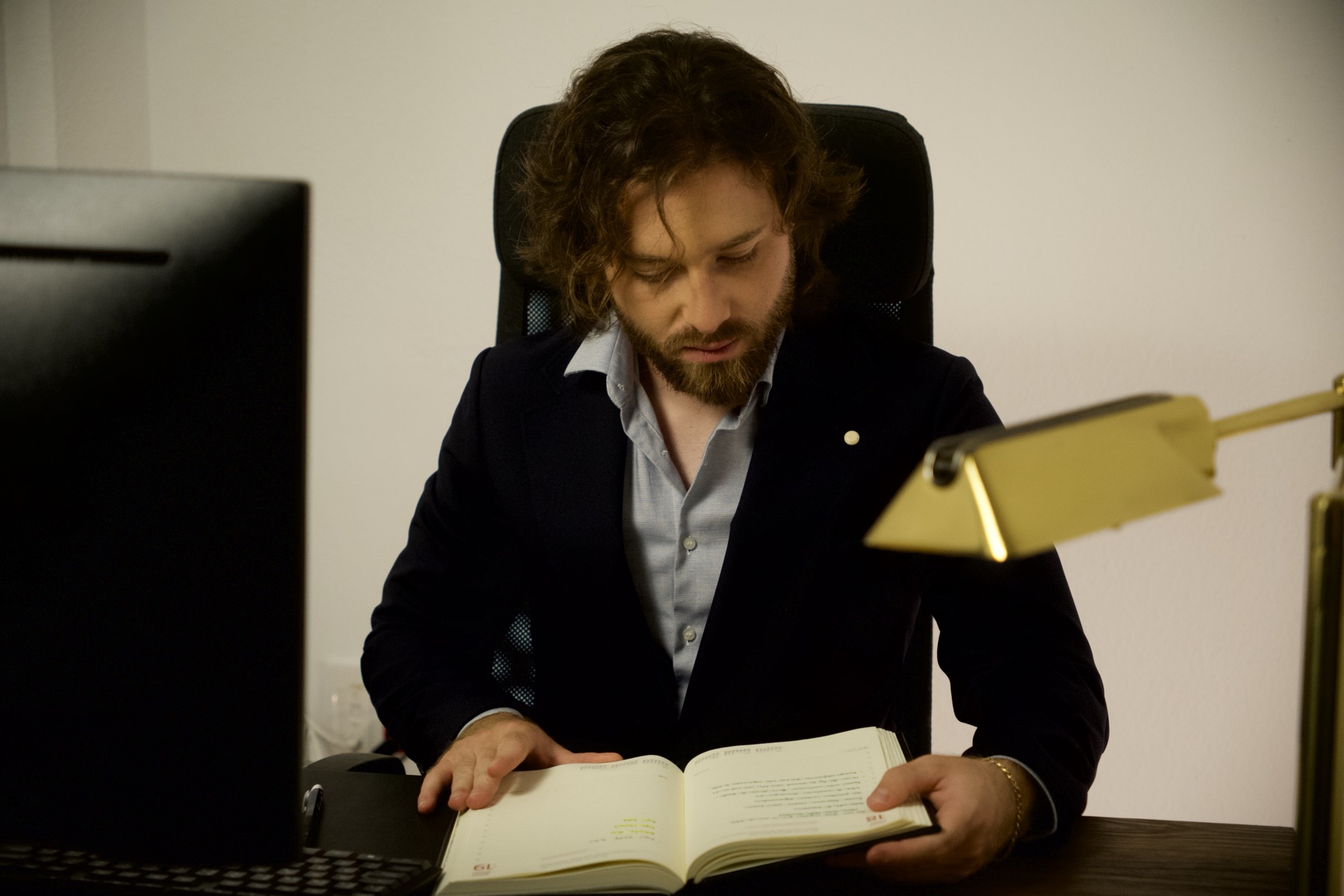 Rubén en su escritorio, leyendo la agenda